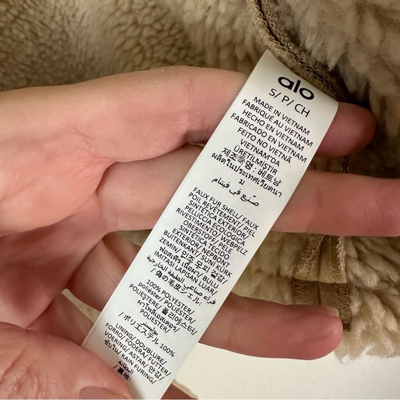 NWT ALO YOGA Faux Shearling Snowfall Cropped
Jacket - Woodland Tan SZ S - Picture 7 of 11
